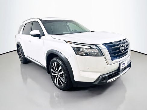 Used 2025 Nissan Pathfinder Platinum FWD image 3