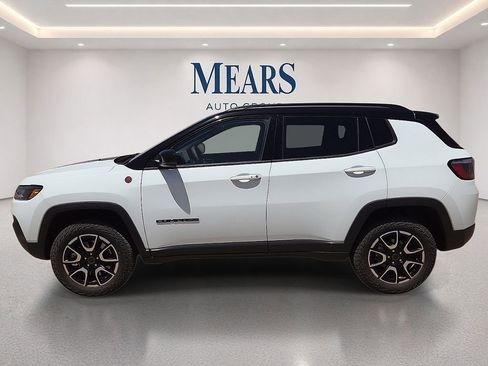 Used 2025 Jeep Compass Trailhawk AWD/4WD image 2
