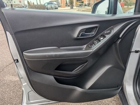 Used 2018 Chevrolet Trax LT w/ LT Convenience Package image 9