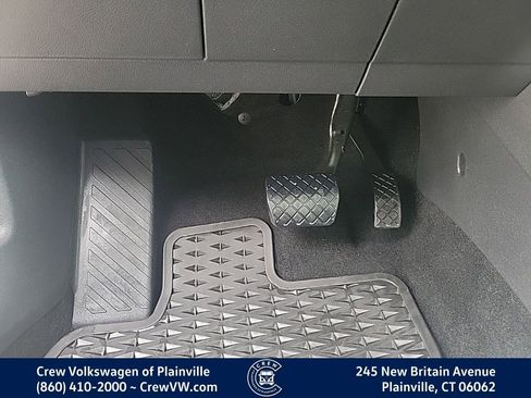 Certified 2025 Volkswagen Taos SE image 40