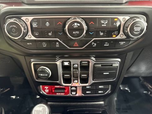 Used 2020 Jeep Gladiator Rubicon w/ Advanced Safety Group AWD/4WD image 39
