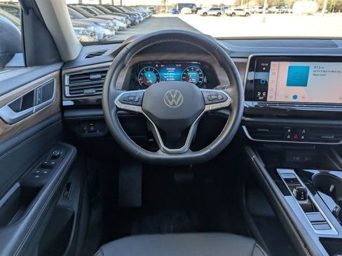 Used 2025 Volkswagen Atlas SE image 21