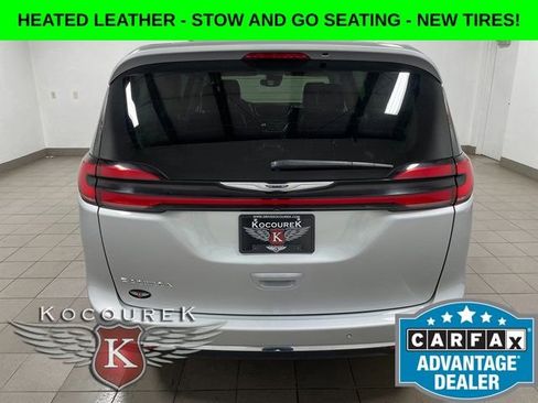 Used 2024 Chrysler Pacifica Touring-L FWD image 5