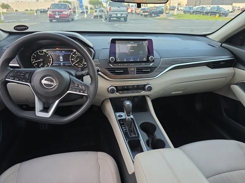 Used 2025 Nissan Altima 2.5 SV FWD image 15