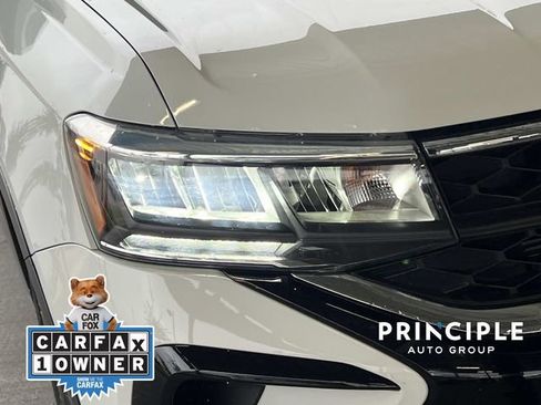 Certified 2023 Volkswagen Taos SE w/ Black Wheel Package image 9