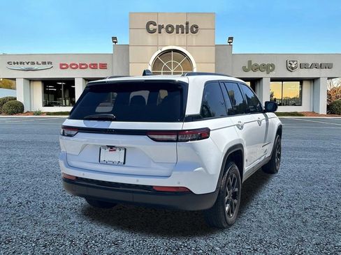 Used 2025 Jeep Grand Cherokee Altitude RWD image 3