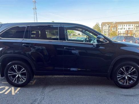 Used 2019 Toyota Highlander LE AWD/4WD image 13