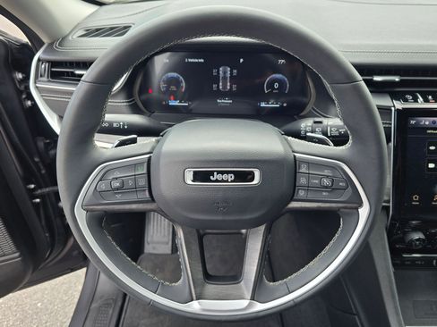 Used 2023 Jeep Grand Cherokee Limited w/ Luxury Tech Group II AWD/4WD image 17