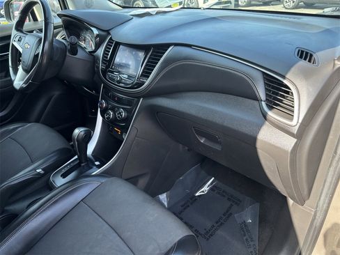 Used 2022 Chevrolet Trax LT w/ LT Convenience Package image 10