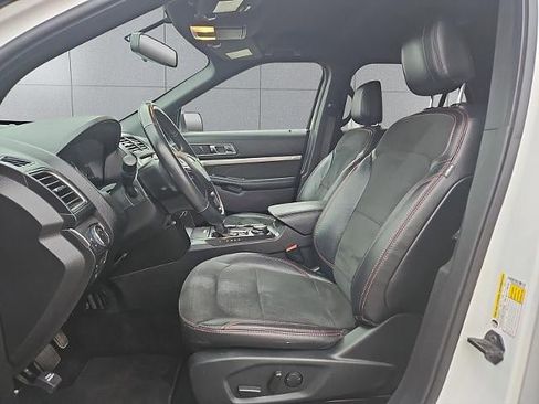 Used 2019 Ford Explorer XLT w/ Equipment Group 202A image 9