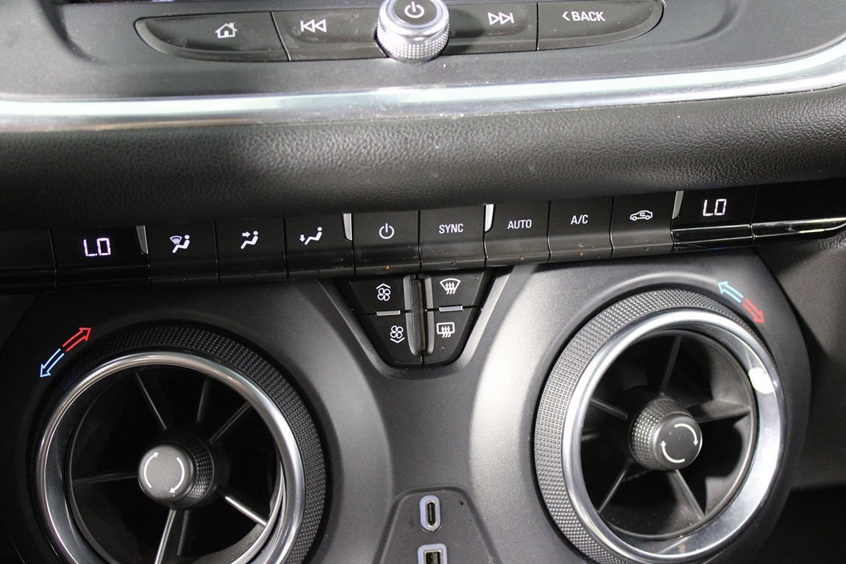Used 2020 Chevrolet Blazer LT FWD image 14