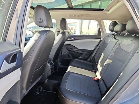 Certified 2024 Volkswagen Taos SE image 9