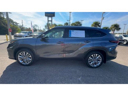 Used 2025 Toyota Highlander Platinum image 5