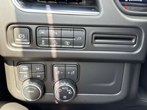 Used 2022 Chevrolet Tahoe Z71 w/ Luxury Package AWD/4WD image 31
