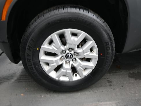 Used 2023 Nissan Frontier SV RWD image 9