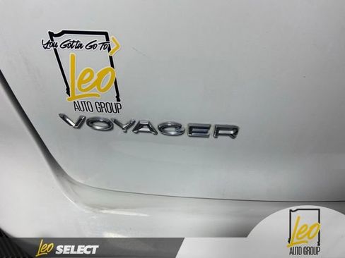 Used 2023 Chrysler Voyager LX FWD image 8
