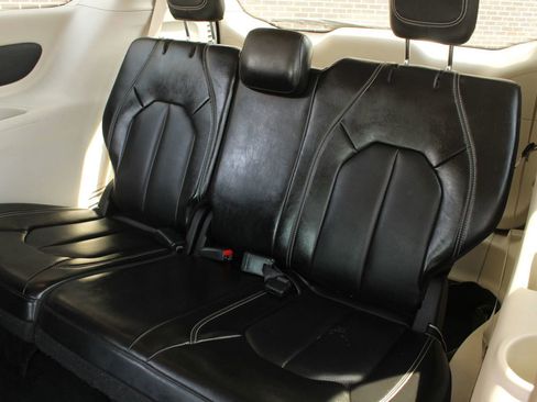 Used 2023 Chrysler Pacifica Touring-L FWD image 16