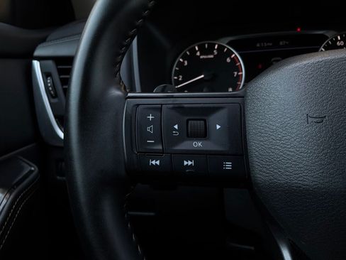 Used 2025 Nissan Rogue SV FWD image 33