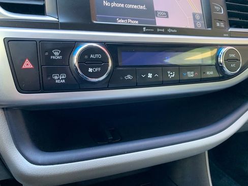 Used 2018 Toyota Highlander XLE FWD image 22