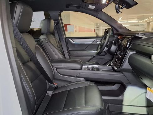 Used 2026 GMC Acadia Elevation w/ Black Edition FWD image 4