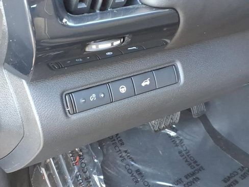 Used 2025 Nissan Pathfinder SV image 19