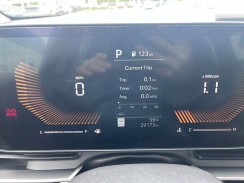 Certified 2025 Kia Carnival FWD image 11