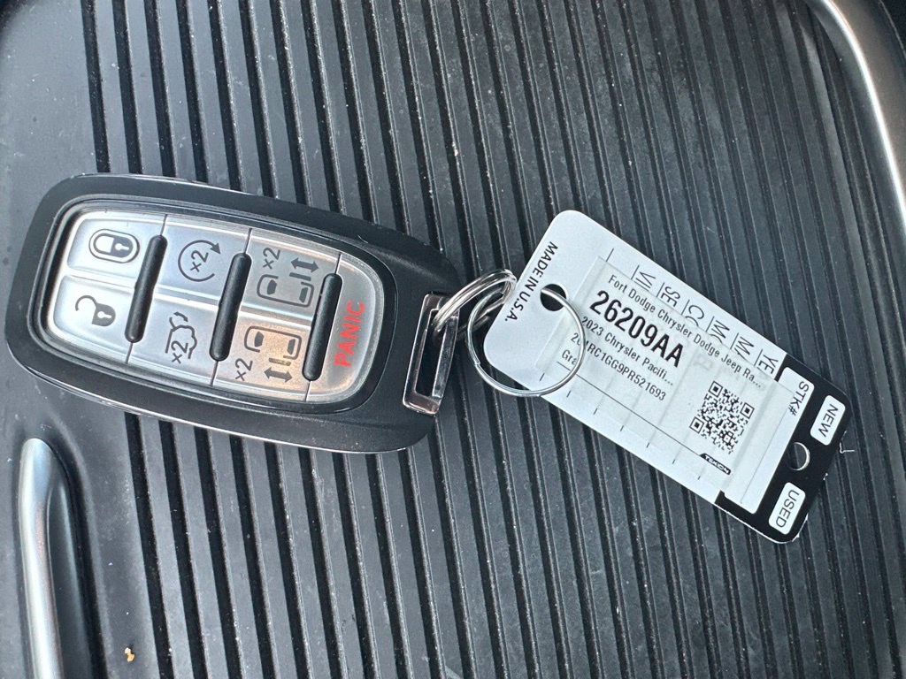 Used 2023 Chrysler Pacifica Limited w/ Uconnect Theater Family Group FWD image 59