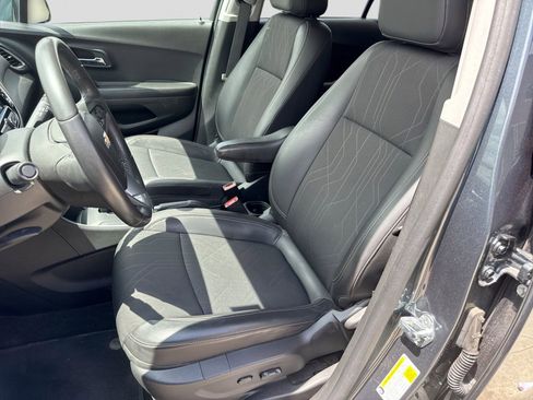 Used 2022 Chevrolet Trax LT w/ LT Convenience Package FWD image 19