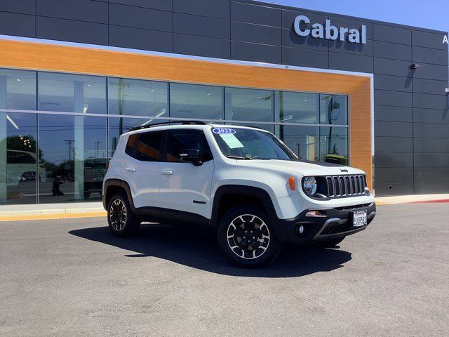 Used 2023 Jeep Renegade Latitude AWD/4WD image 2