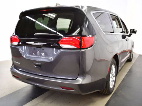 Used 2023 Chrysler Voyager LX image 7