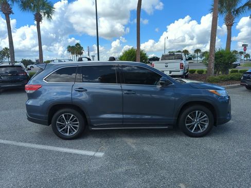 Used 2017 Toyota Highlander XLE FWD image 3