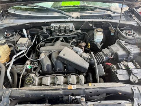 Used 2005 Ford Escape Limited FWD image 17