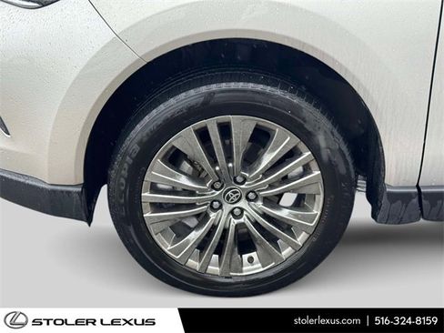 Used 2023 Toyota Venza Limited image 16