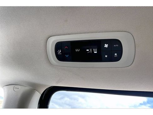 Used 2024 Chrysler Pacifica Touring-L FWD image 13
