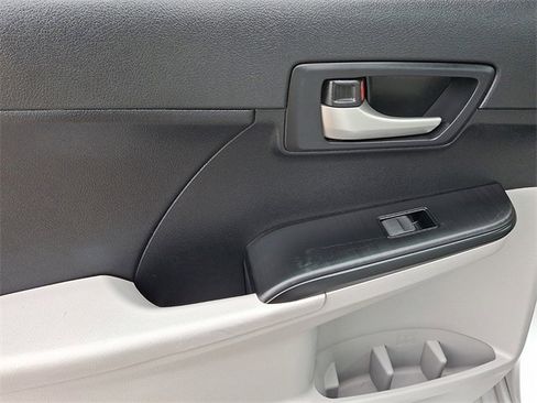 Used 2013 Toyota Camry LE image 9