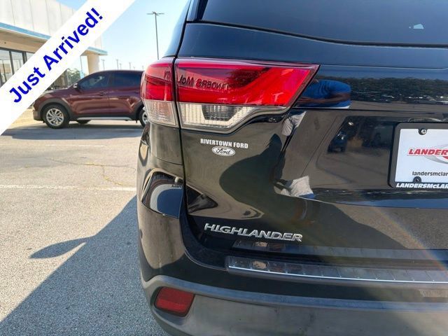 Used 2018 Toyota Highlander LE FWD image 12