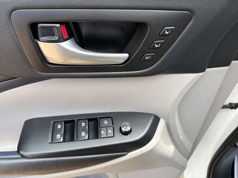 Used 2017 Toyota Highlander Limited Platinum AWD/4WD image 12