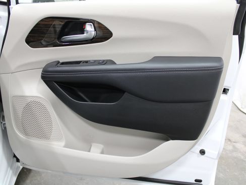 Used 2023 Chrysler Pacifica Limited FWD image 27
