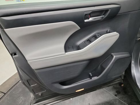 Used 2020 Toyota Highlander XLE AWD/4WD image 13