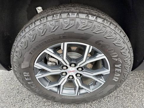 Used 2024 GMC Acadia AT4 w/ Luxury Package image 17