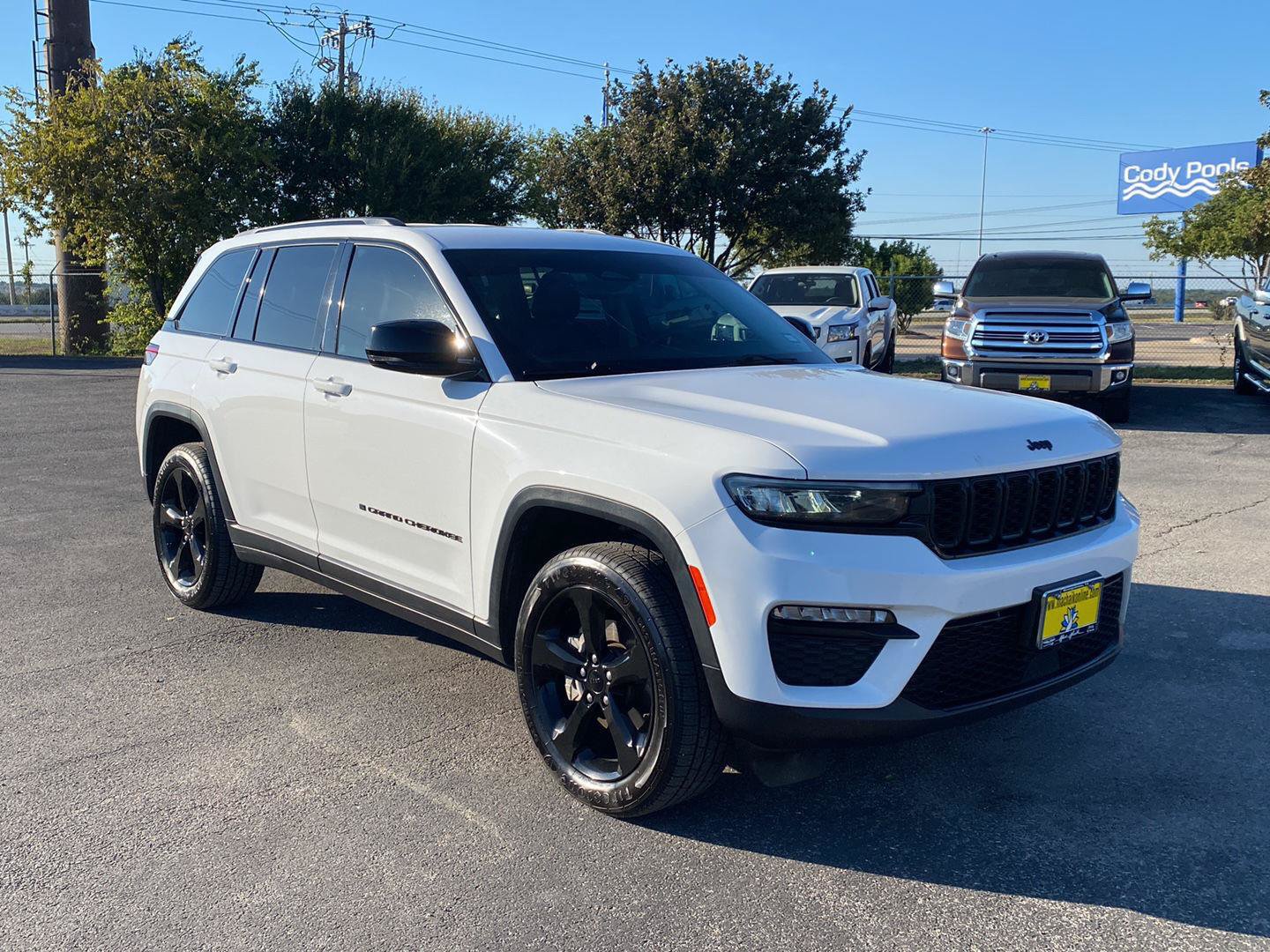 Used 2023 Jeep Grand Cherokee Limited w/ Black Appearance Package AWD/4WD image 9