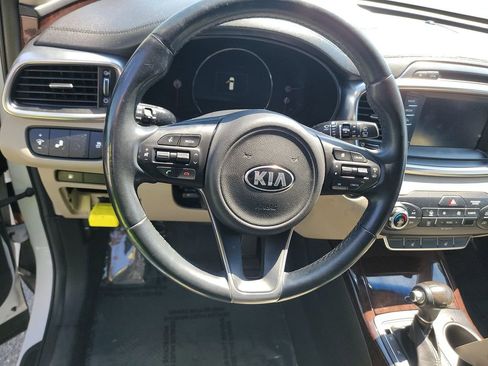 Used 2017 Kia Sorento EX image 3