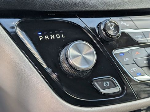 Used 2017 Chrysler Pacifica Touring-L w/ Tire & Wheel Group image 11