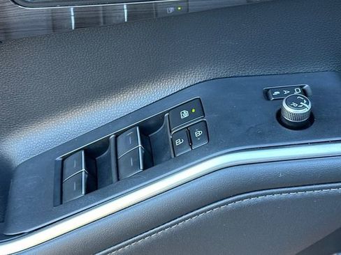 Used 2023 Toyota Highlander Limited image 12