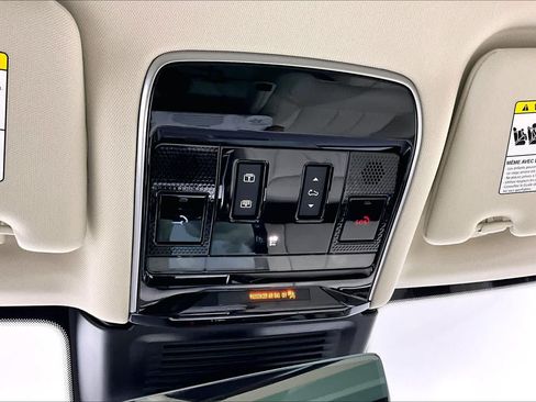 Used 2025 Land Rover Range Rover SE AWD/4WD image 32