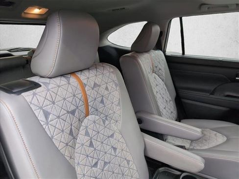 Used 2023 Toyota Highlander Bronze Edition image 23