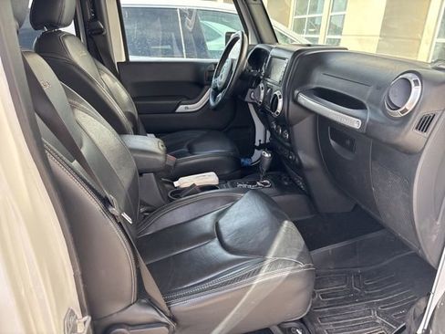 Used 2017 Jeep Wrangler Unlimited Sahara w/ Connectivity Group AWD/4WD image 20
