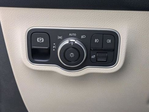 Used 2025 Mercedes-Benz GLB 250 image 10