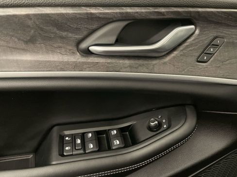 Used 2024 Jeep Grand Cherokee Limited w/ Luxury Tech Group II image 17