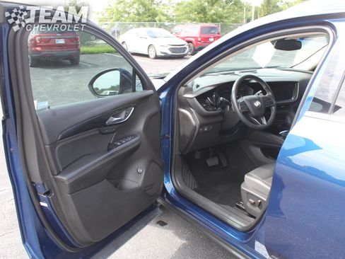 Used 2022 Buick Envision Essence w/ Safety Package FWD image 11